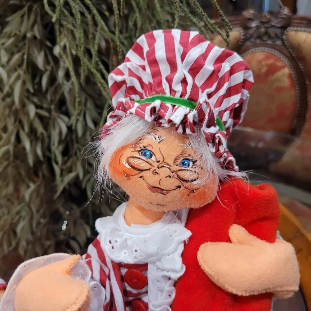 Annalee Santa & Mrs. Claus Christmas Dolls 2006 Hot Water Bottle & Blanket